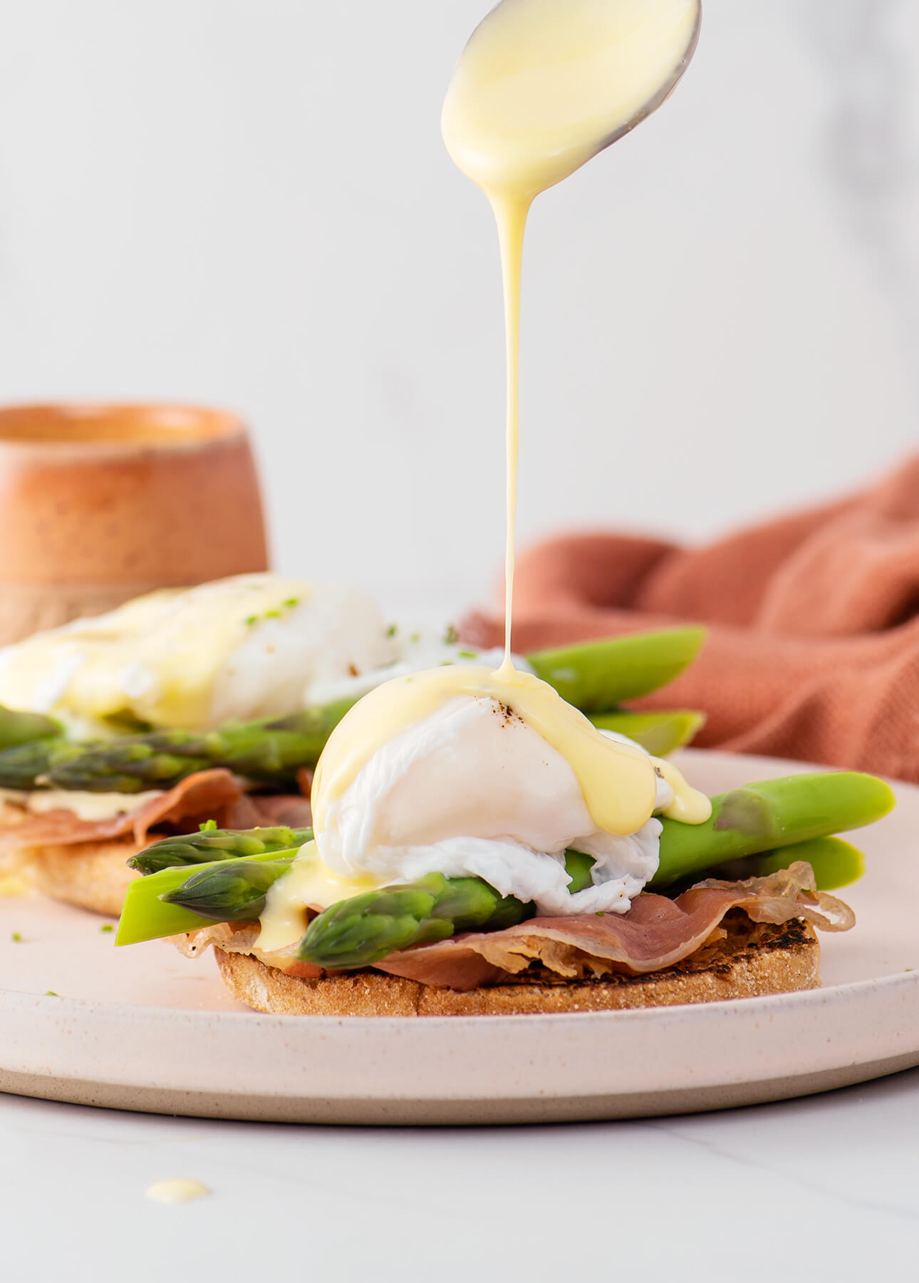 Làm thế nào để làm món Eggs benedict thần thánh một cách hoàn hảo?