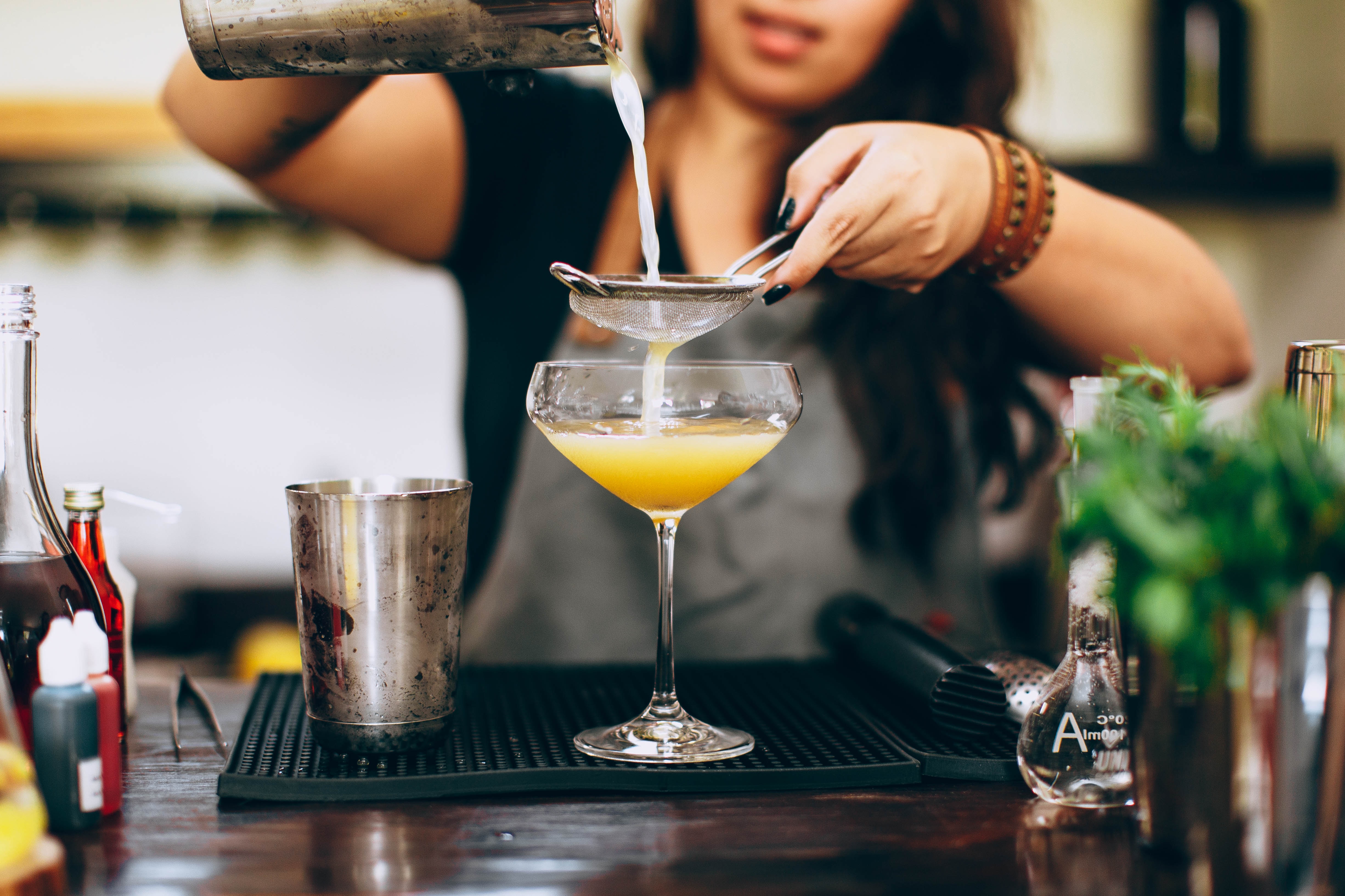 Flair Bartending là gì?  Những kỹ năng cần thiết cho Flair Bartending